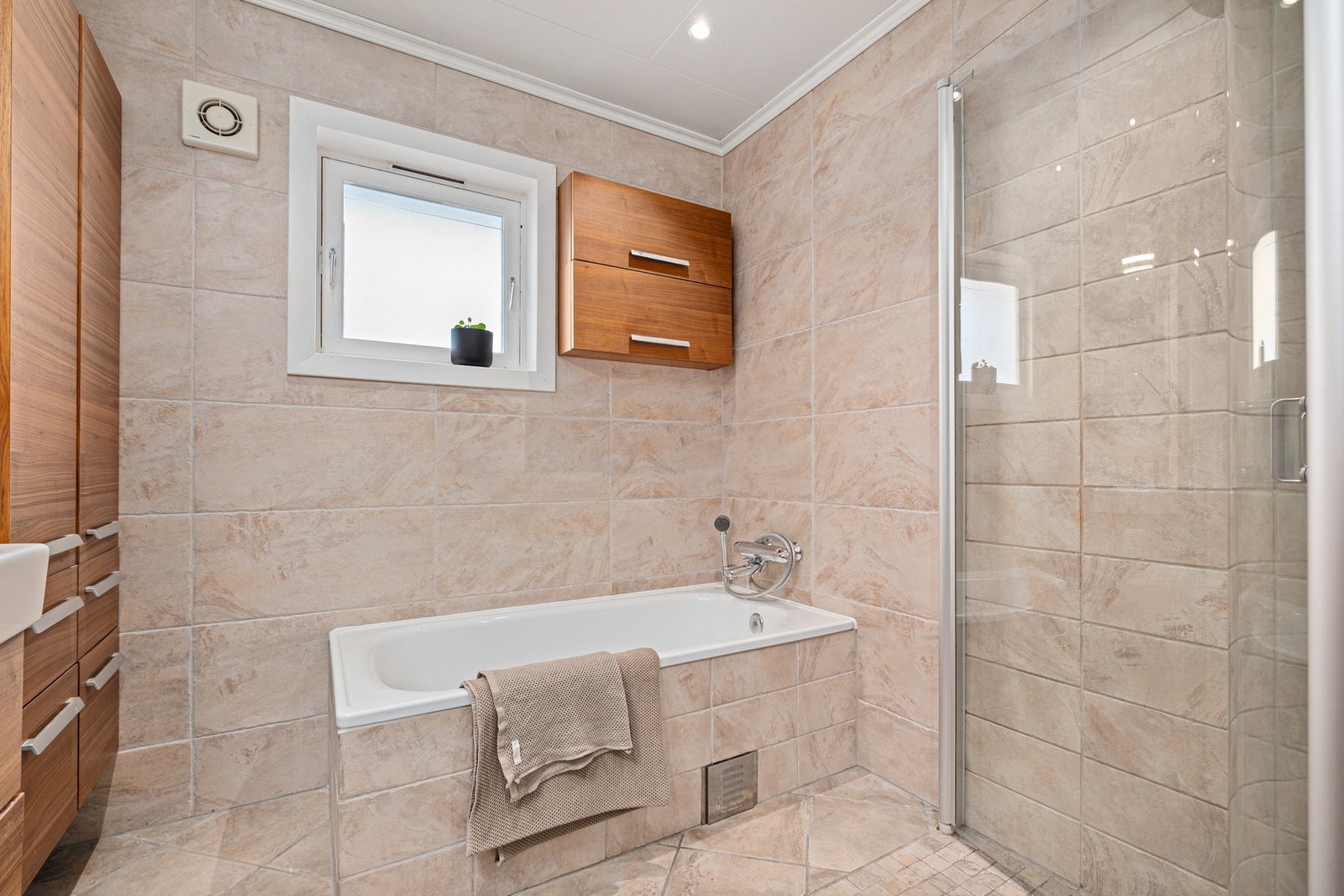 Badet har separat badekar og dusj. Galleribilde