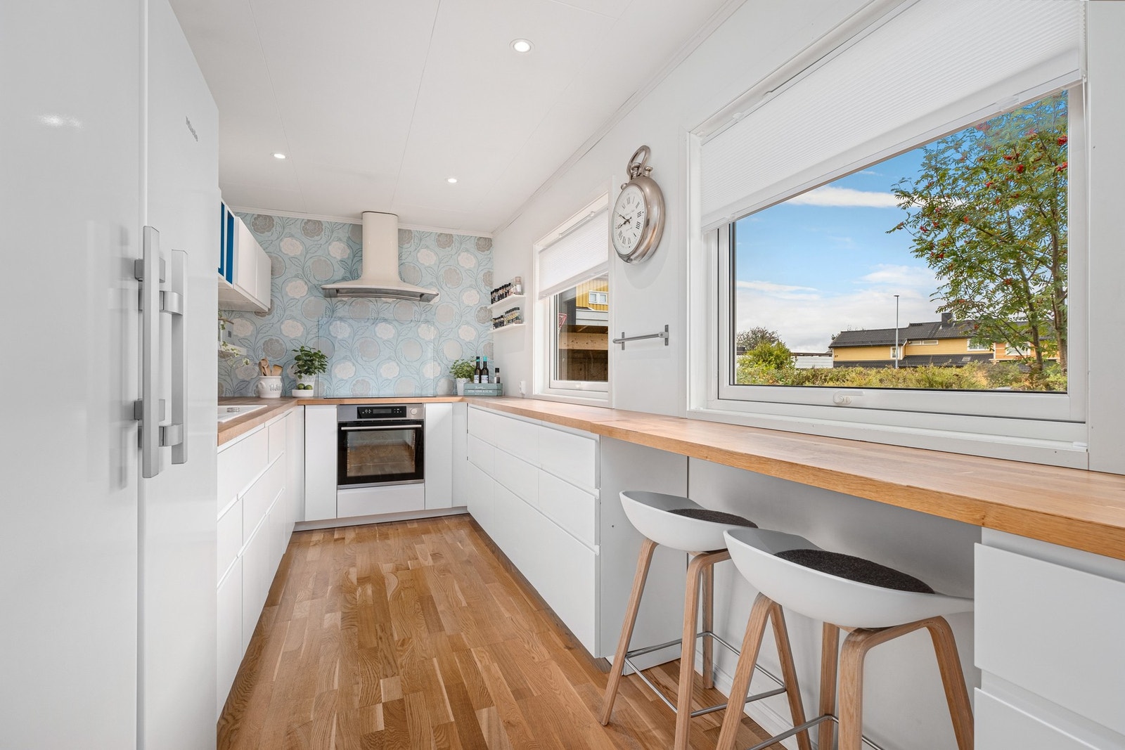 Kjøkkenet er svært godt utstyrt med langstrakt benkeplate, mange skuffer og skap som gir god oppbevaring. Galleribilde