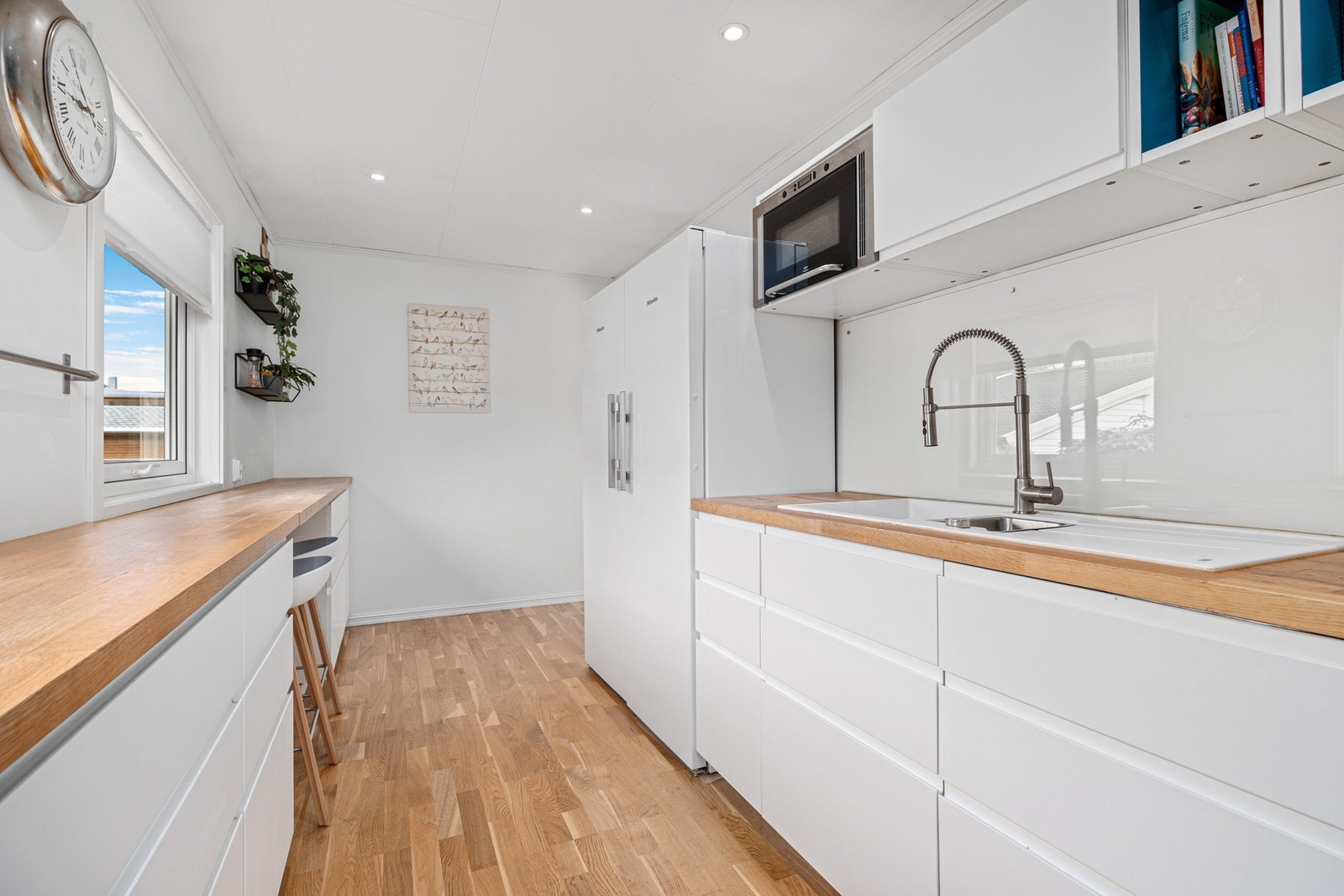 Kjøkkenet har god arbeidsplass. Galleribilde