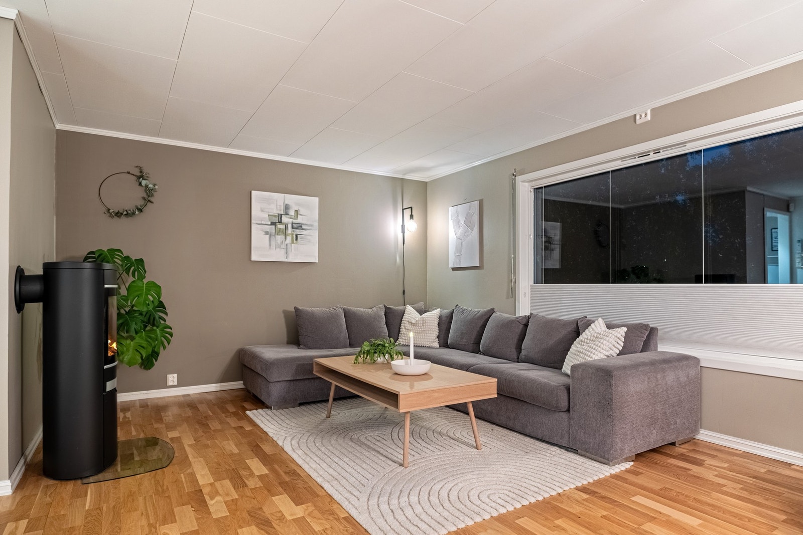 Boligen er malt i lunde og fine farger. Galleribilde