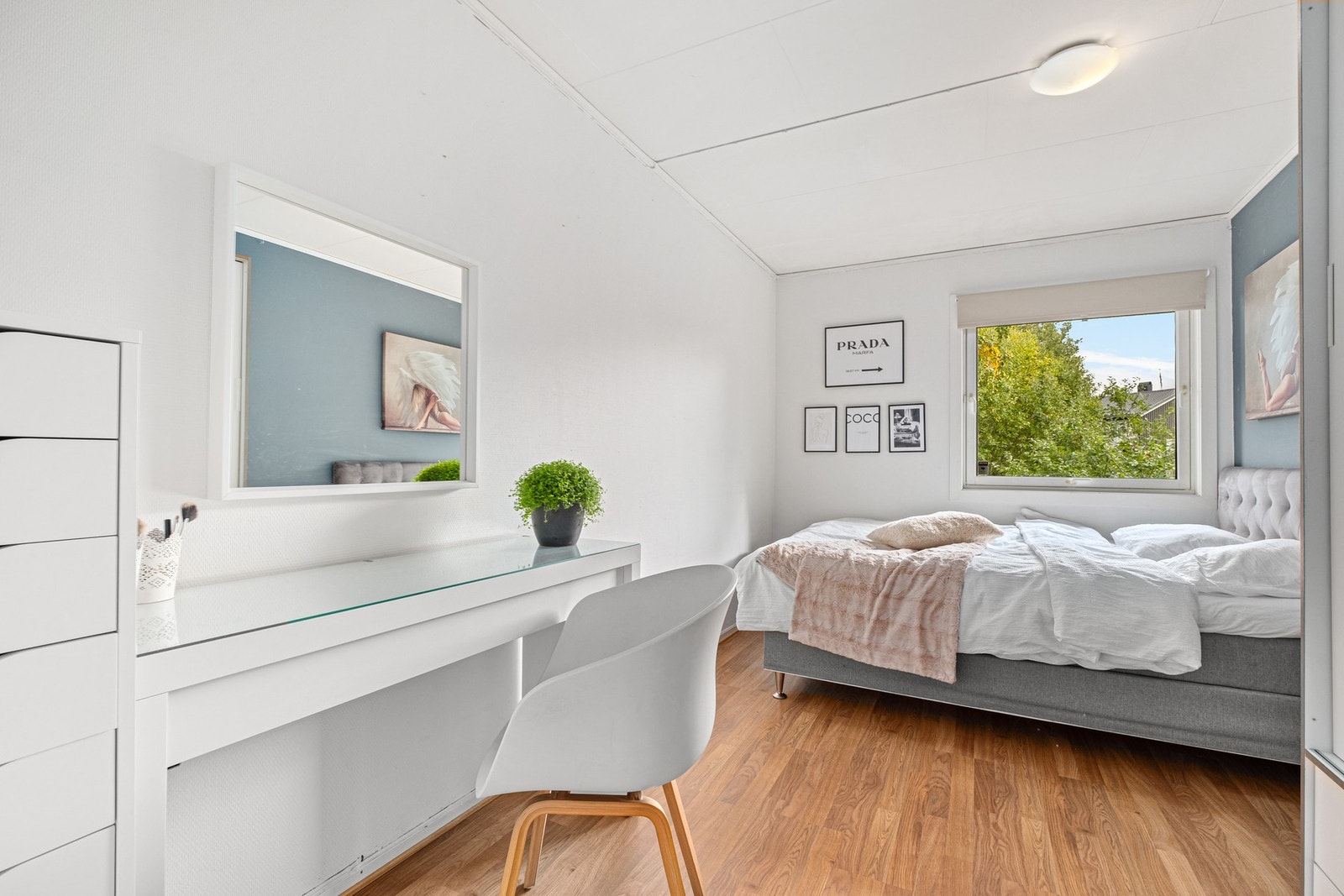 Soverommet har god plass til pult og garderobeskap. Galleribilde