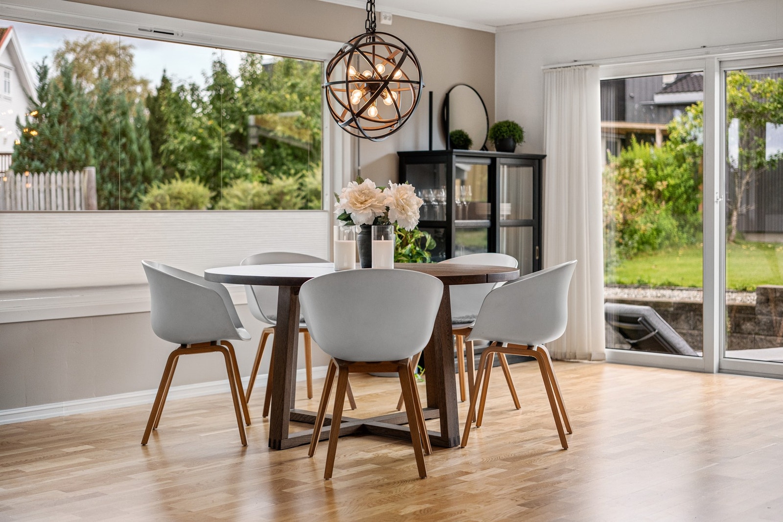 Stuen er enkel å innrede med div møblement. Galleribilde