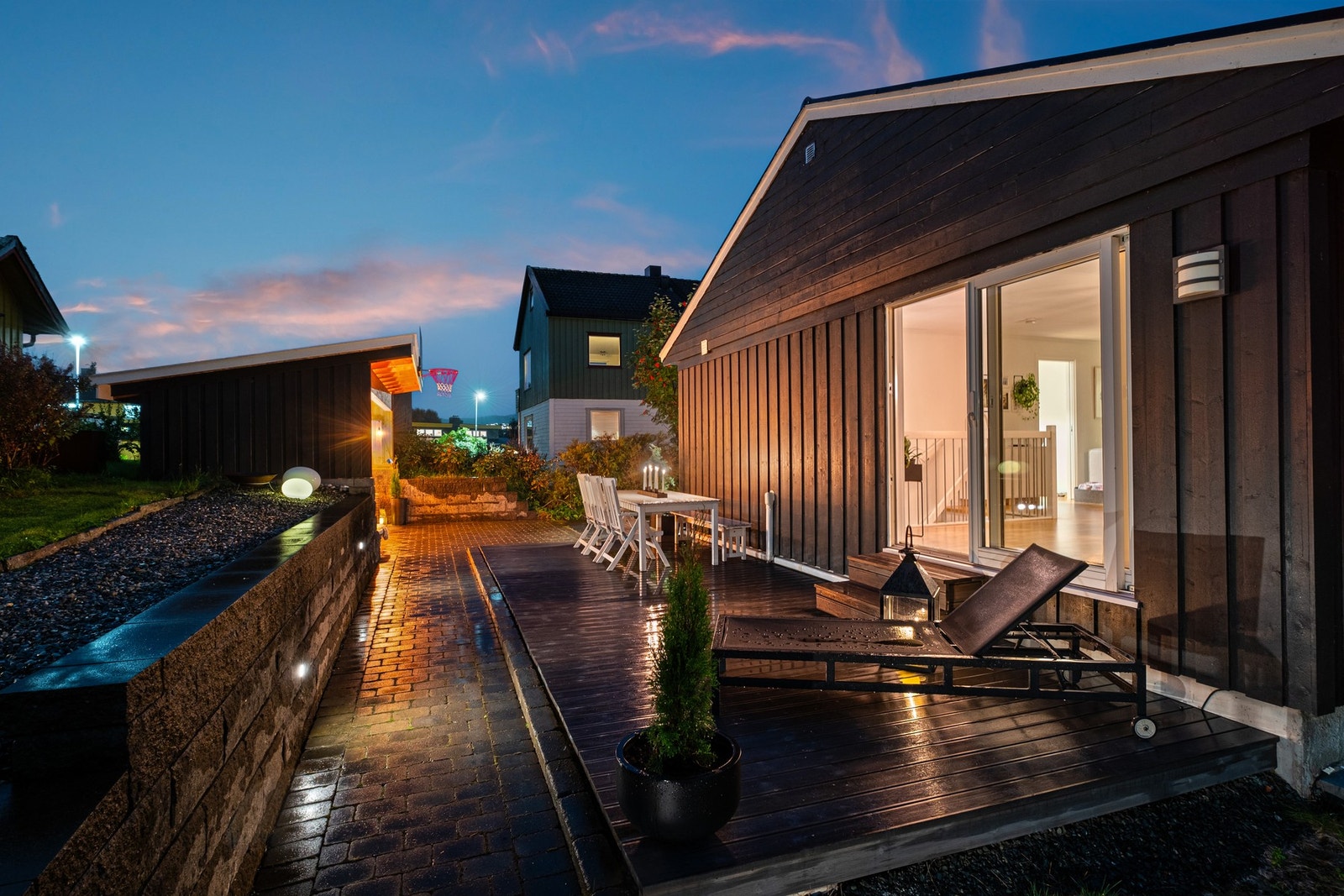 Størrelsen på hagen og terrassen gjør det enkelt å invitere til hagefest. Galleribilde