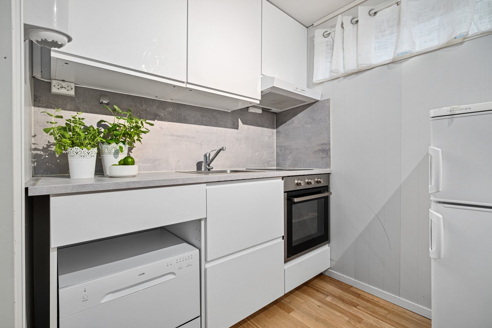 Praktisk kjøkken i sokkeletasjen. Tilhørende utleiedelen Galleribilde