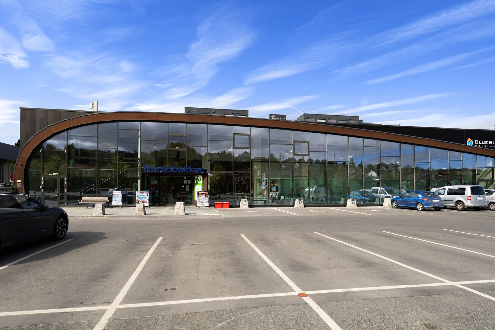 Kiwi Nardobakken med apotek er ca.1 km. unna. Galleribilde