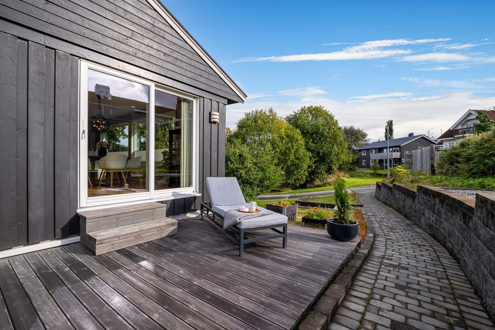 Hagetomten er flat og særdeles solrik hvor man virkelig kan nyte sommeren til det fulle. Galleribilde