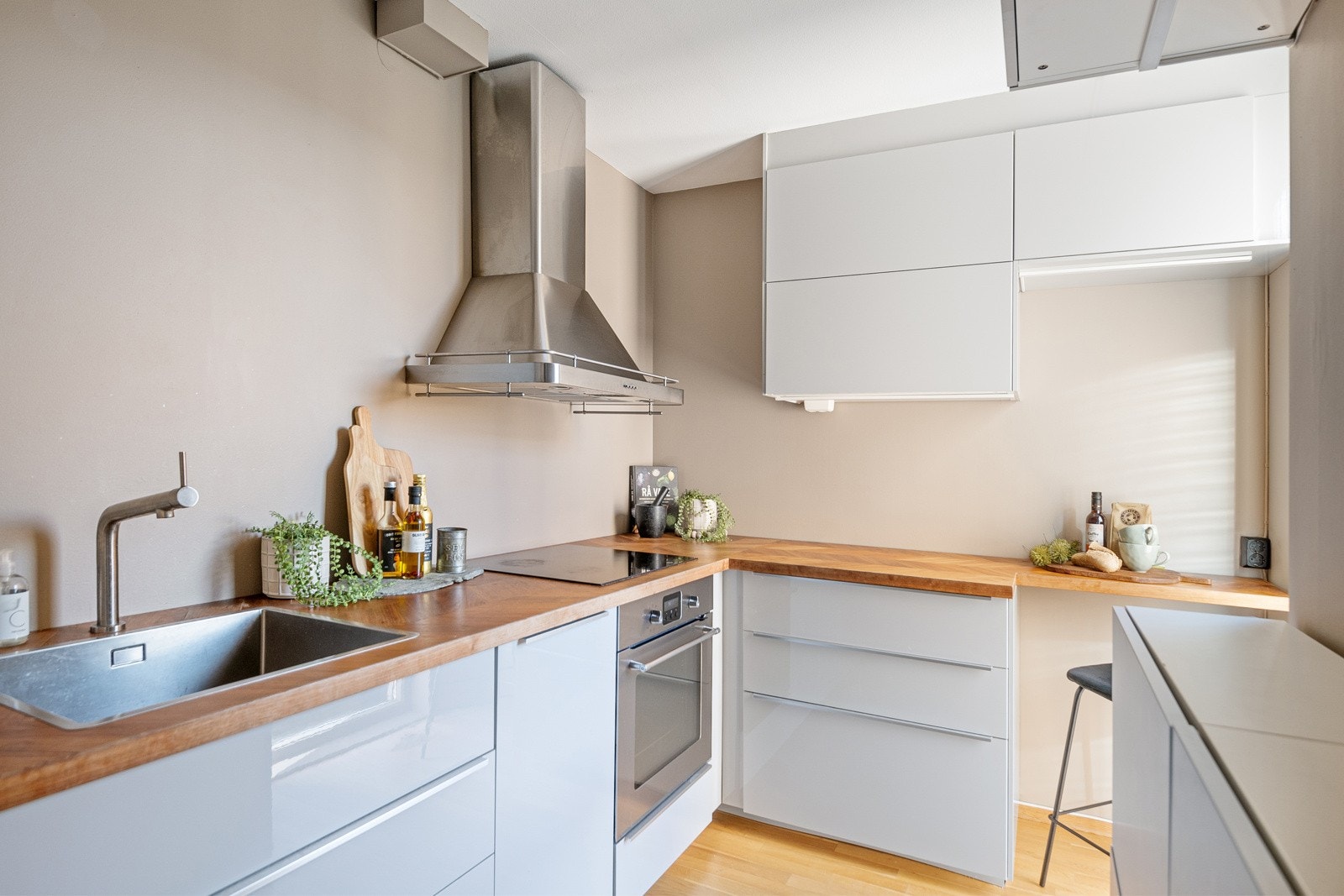 Meget delikat kjøkkeninnredning(2017) med fonter i høyglans, finert benkeplate, oppvaskkum og kjøkkenventilator med kullfilter. Integrert oppvaskmaskin, komfyr og induksjonstopp. Galleribilde