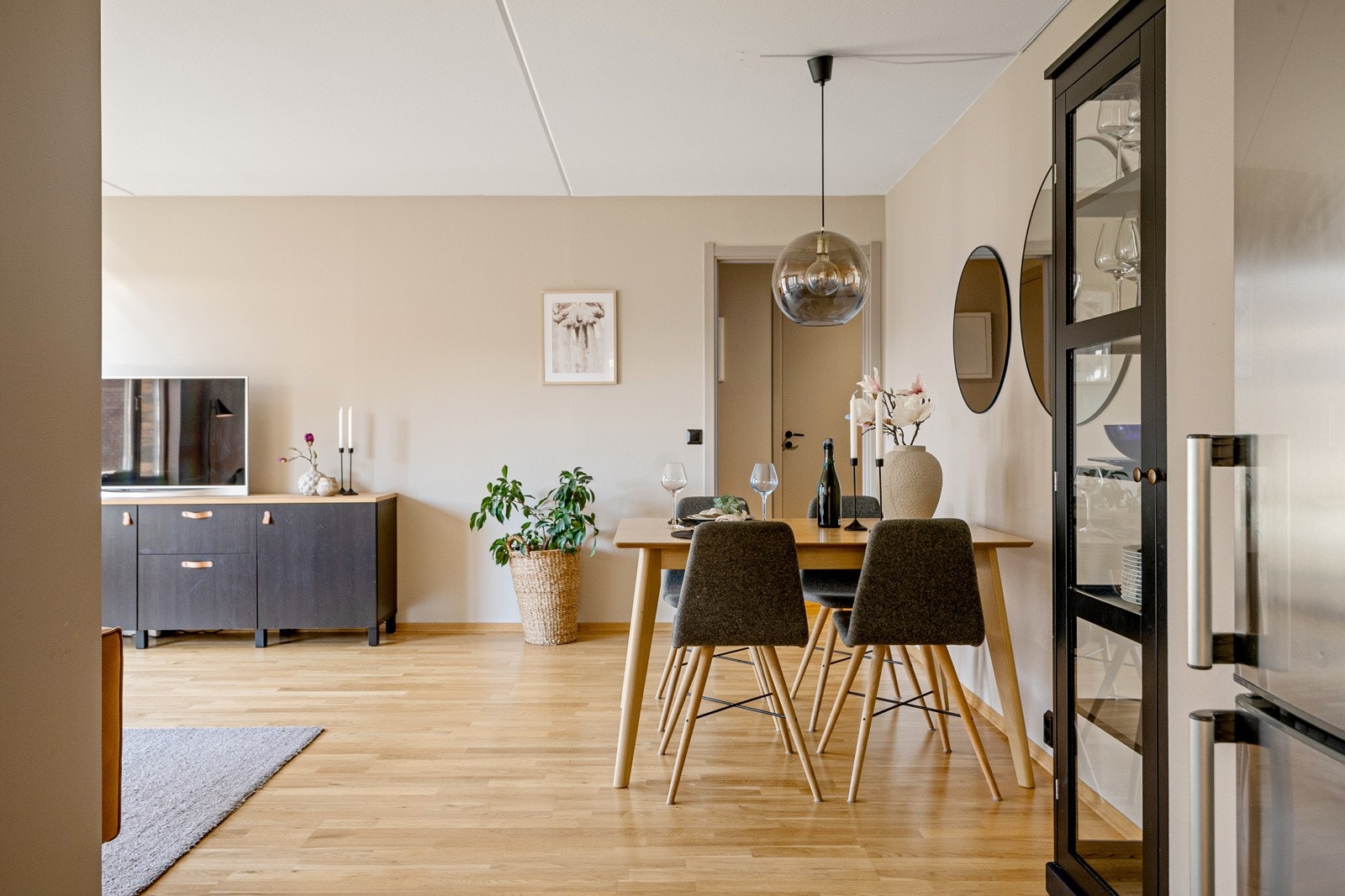 Her er det rikelig med sitteplasser for å invitere familie og venner til et hyggelig middagsmåltid. Galleribilde