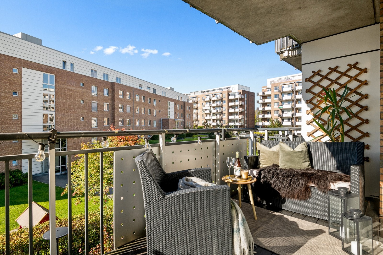 Balkongen ligger høyt og fritt til med flott utsikt og lite innsyn. Det er god avstand til nærliggende bygg, så man har godt med albuerom her på Etterstad. Galleribilde