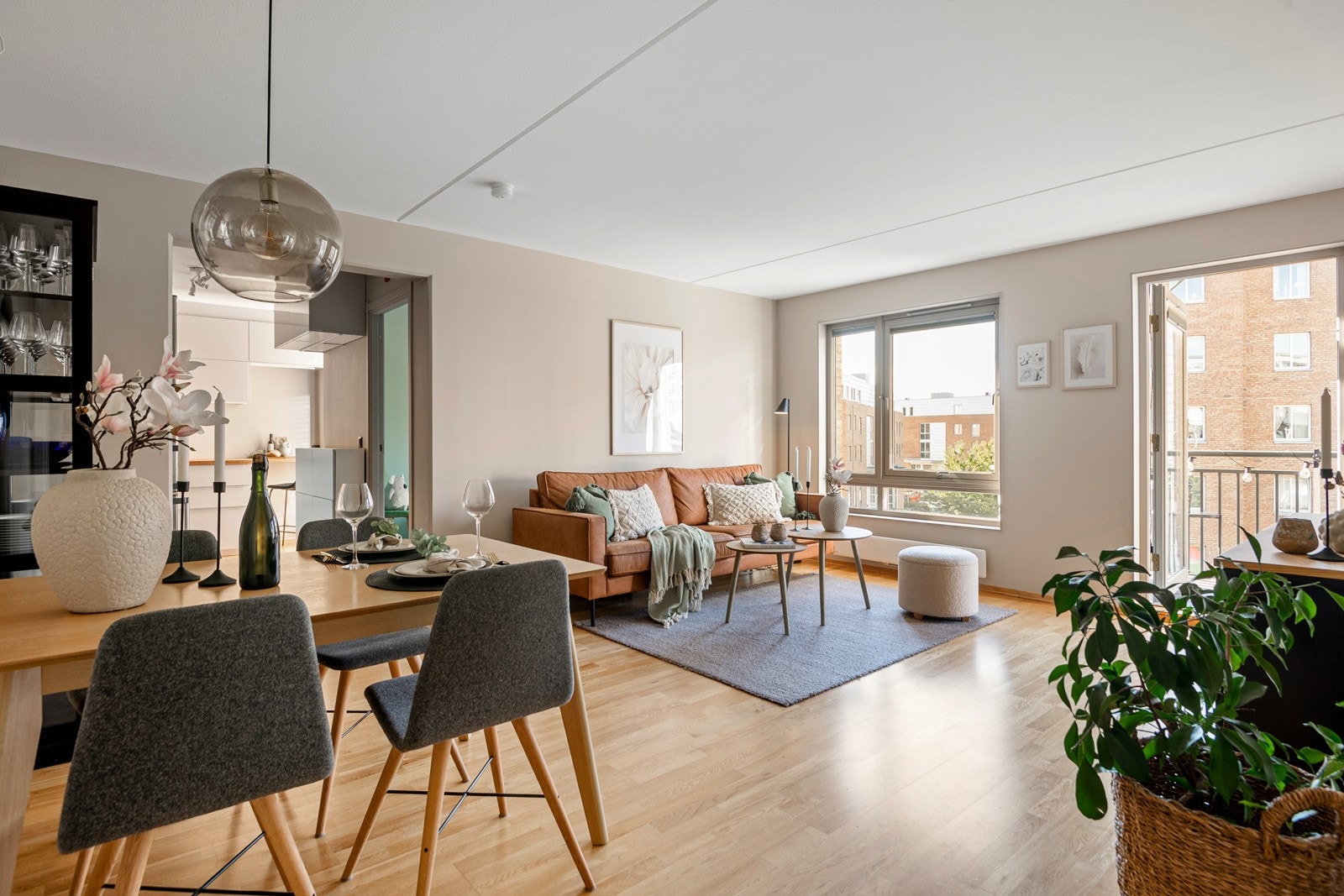 Sonja Damcevski Johansen ved Proaktiv Properties har gleden av å presentere Etterstadkroken 7C! En lys og moderne 3-roms i 3.etasje med heis, garasjeplass og vestvendt balkong i rolige og barnevennlige omgivelser med kort vei til alt! Galleribilde