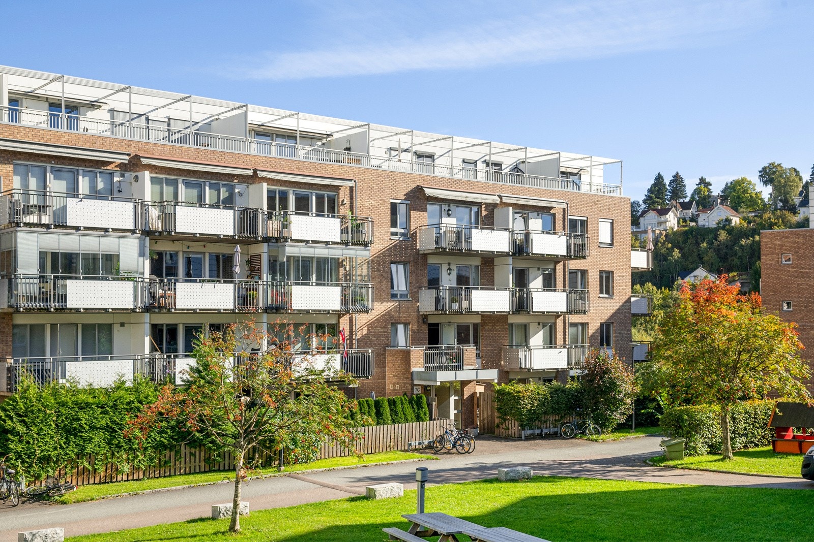 Etterstad ligger sentralt til i Oslo og er et tilbaketrukket og trafikkstille boligområde med ingen gjennomgangstrafikk. Det er fine tur- og joggemuligheter i området Galleribilde
