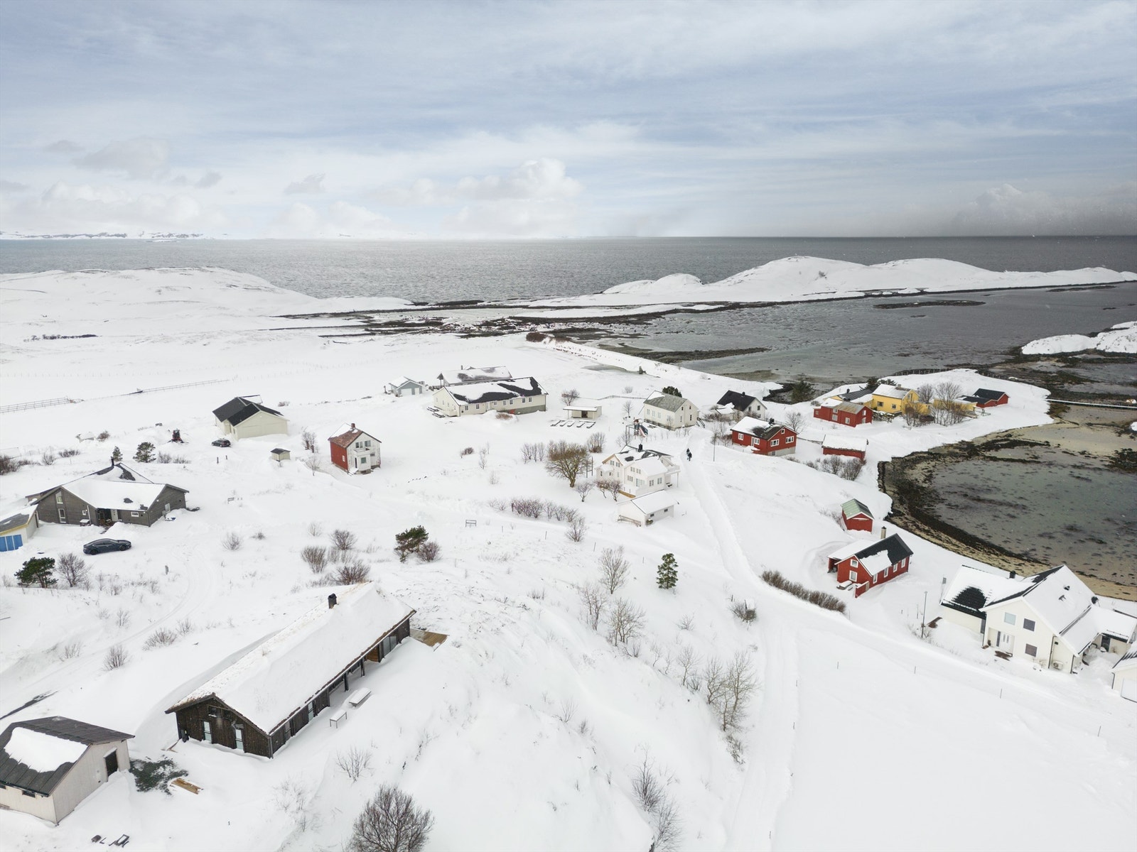 Det er en begrenset men økende hyttebygging på øya, og fastlandet ligger kun en 30 minutters kjøretur unna. Galleribilde
