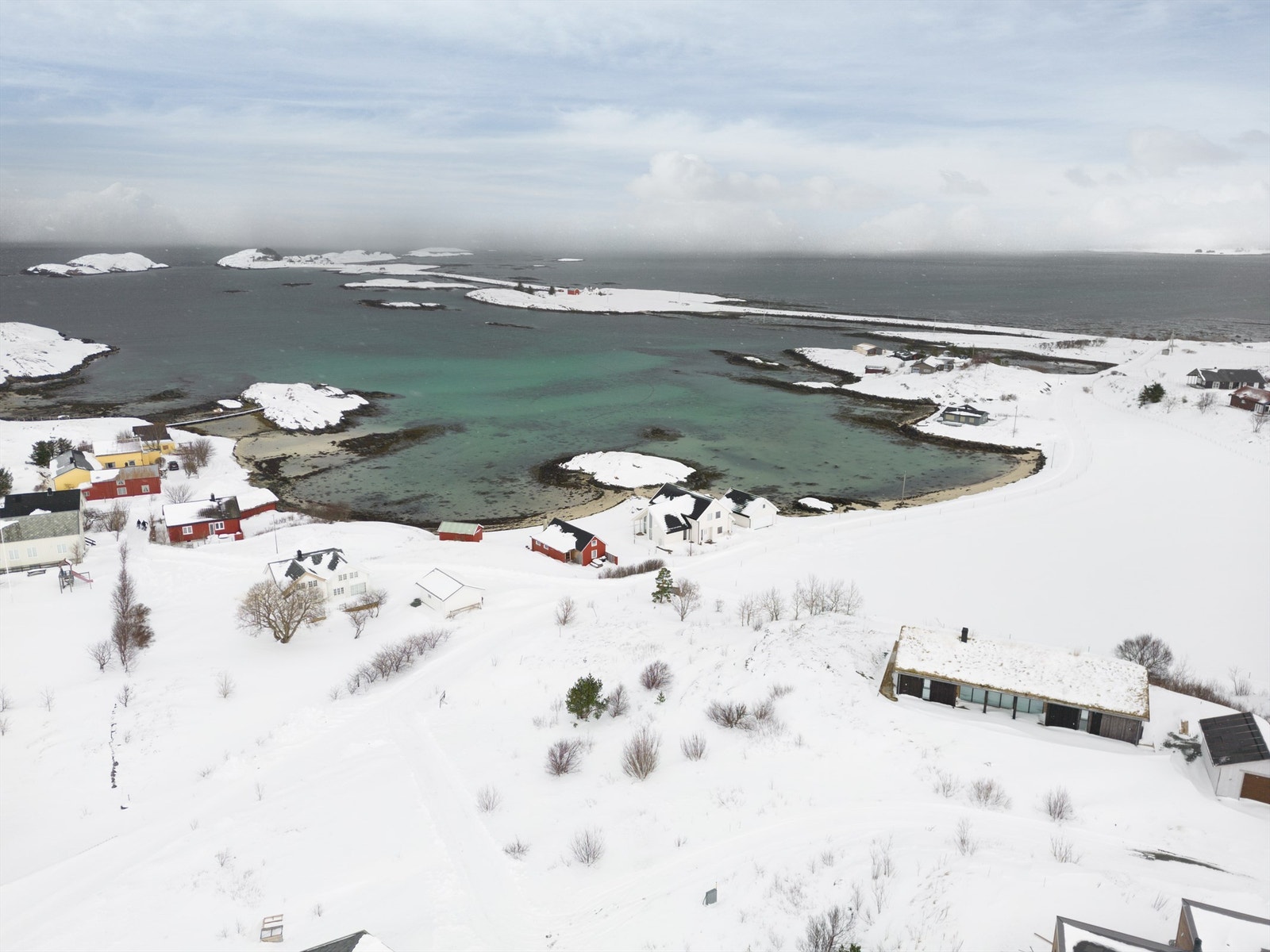 Det er meget gode turforhold på både Kråkvåg og Storfosna og øyene er også kjent for sine vakre og fredelige sykkelveier i flott natur. Galleribilde