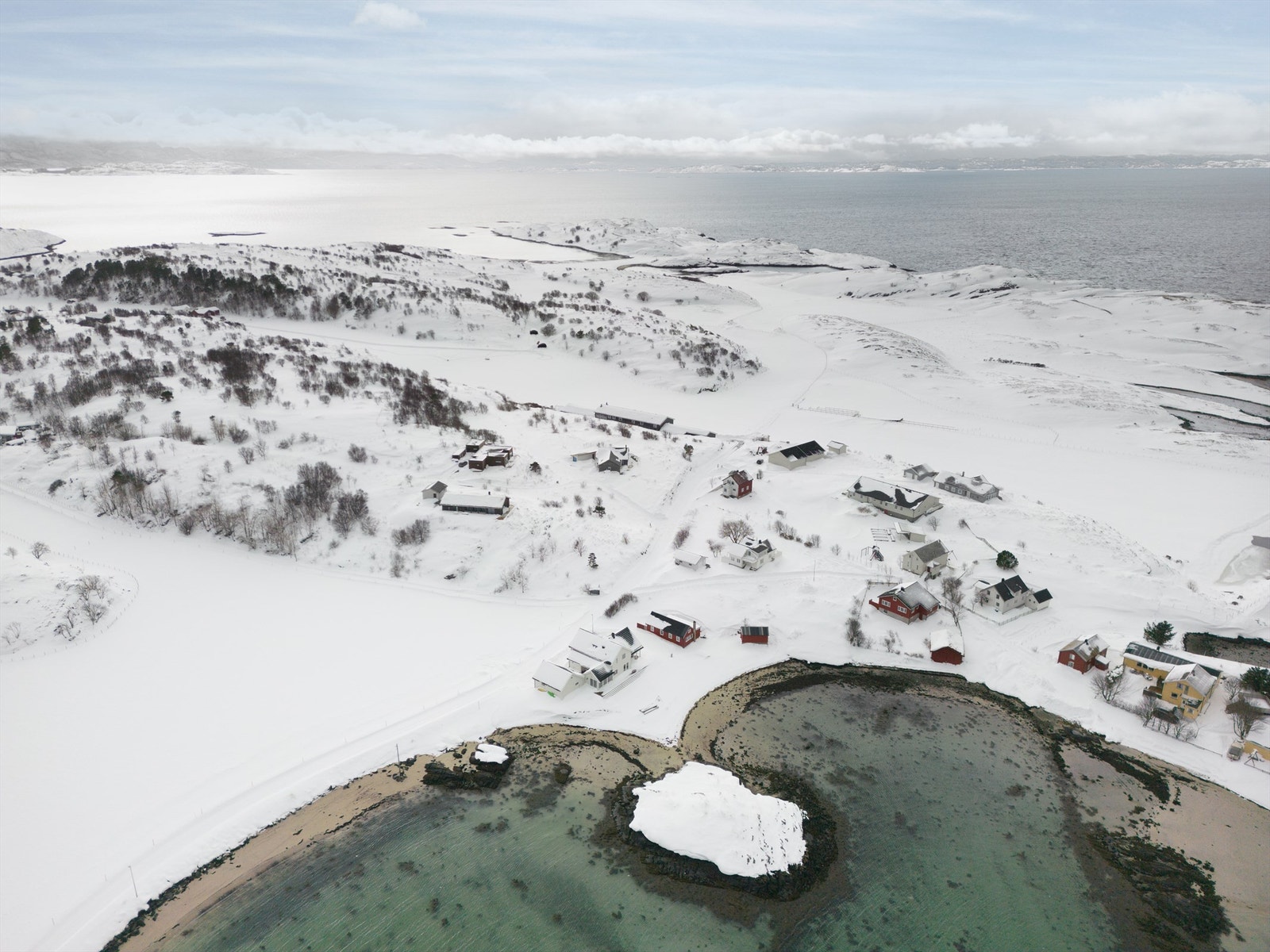 Man krysser fra Storfosna til Kråkvåg via en lang og smal særegen bru og ankommer Trøndelags egen lille Saltkråkan . Galleribilde