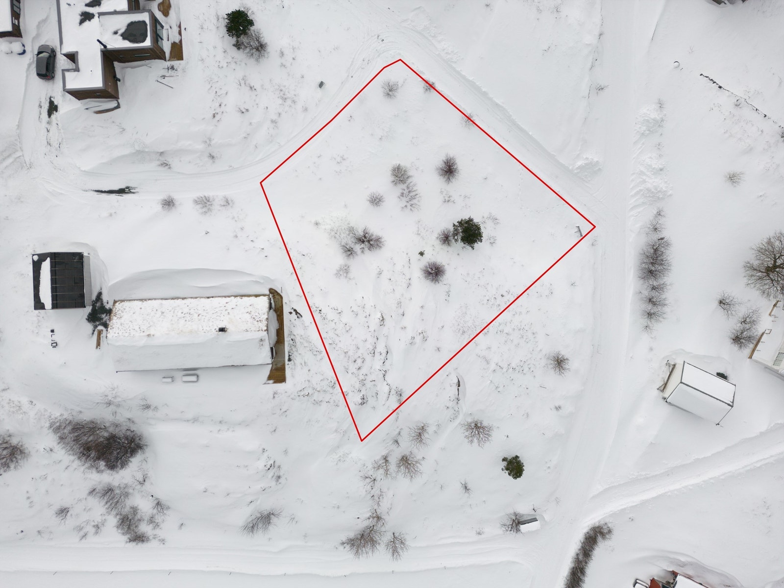 Det er vei helt til tomten - og kloakk, vann og strøm er lagt frem til tomtegrensen. Galleribilde