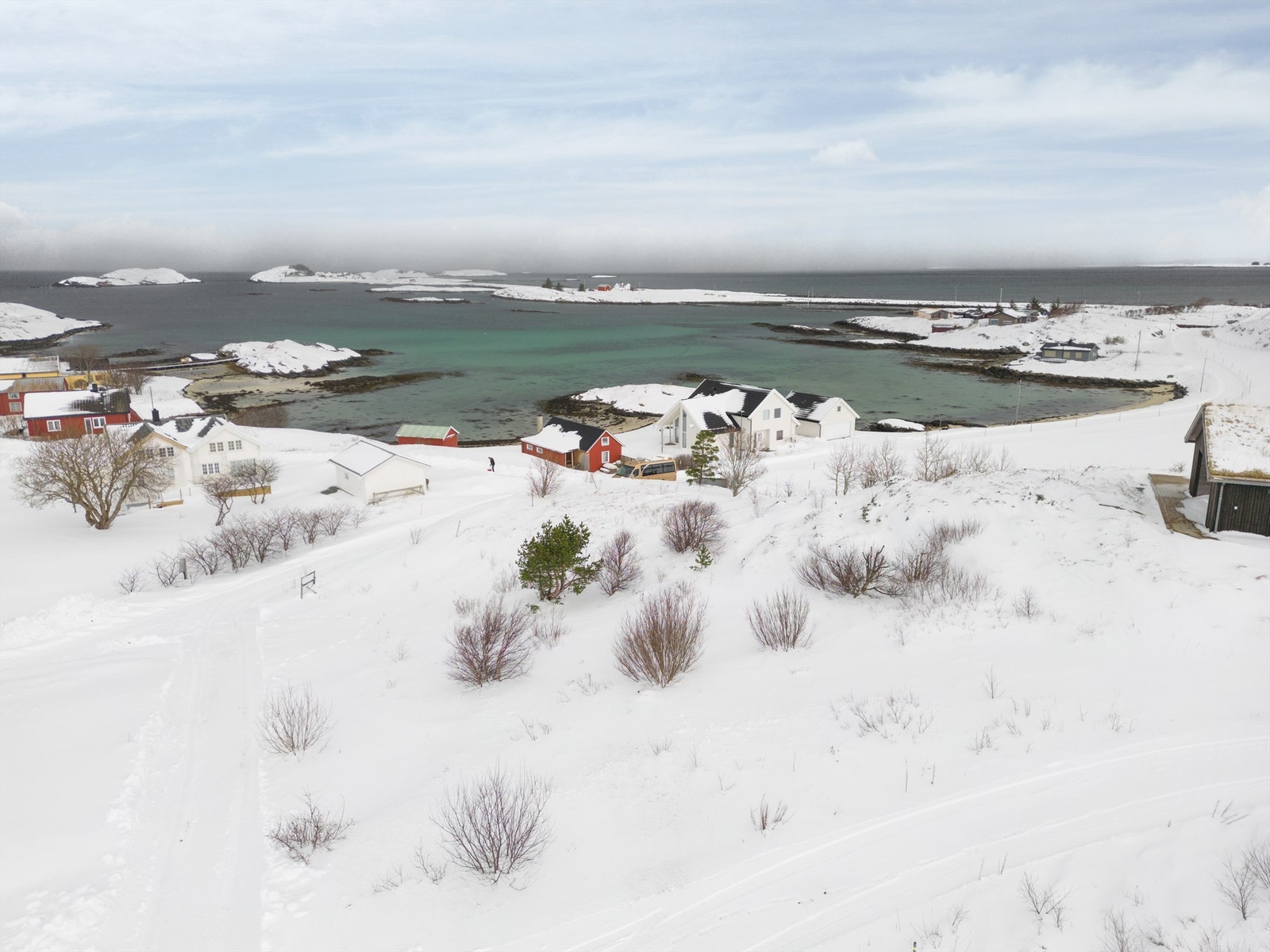 Velkommen til Nordomveien 40 - og denne idylliske hyttetomta i naturskjønne omgivelser på Kråkvåg. Galleribilde