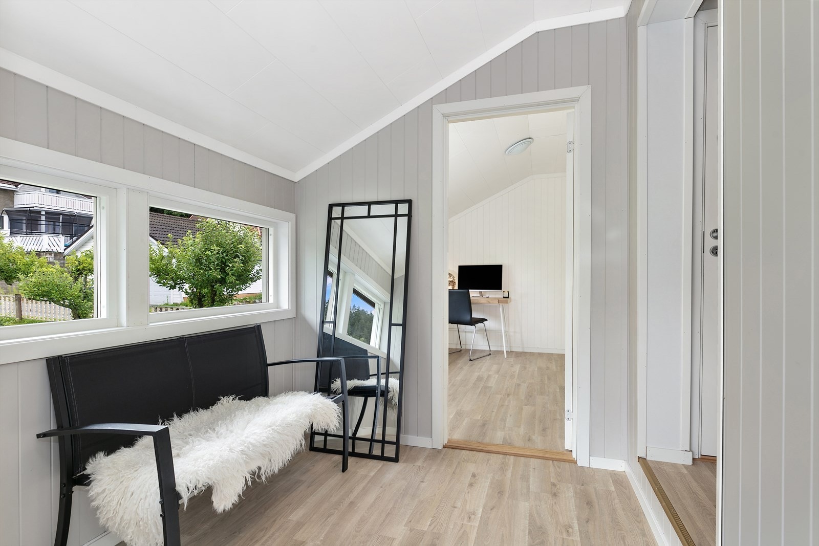Lys entrè med plass til sko og yttertøy Galleribilde