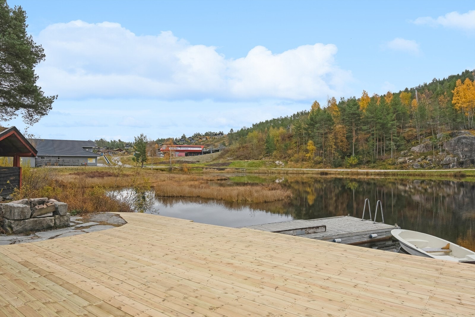 Hyggelig fellesområde med bålplass noen få meter fra selve leiligheten. Galleribilde