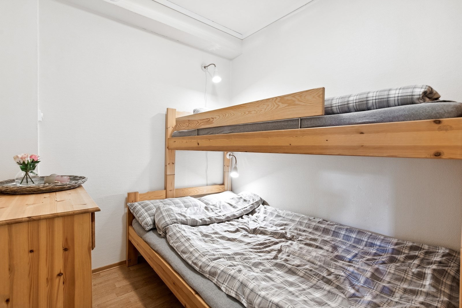 Dette er ett av tre rom med overnattingsmulighet - alle tre rommene har samme standard. Galleribilde
