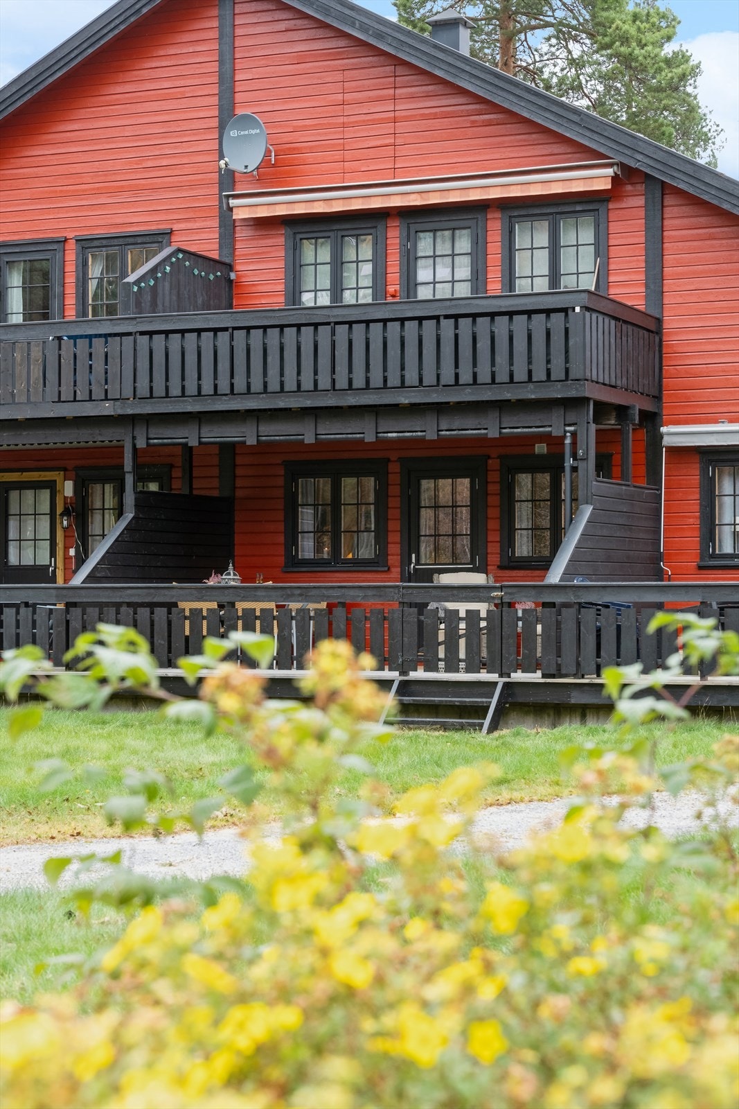 Parkering rett ved, gangavstand til alpinanlegg og kafèen, Gangavstand til badeplass og bryggeanlegg. Galleribilde
