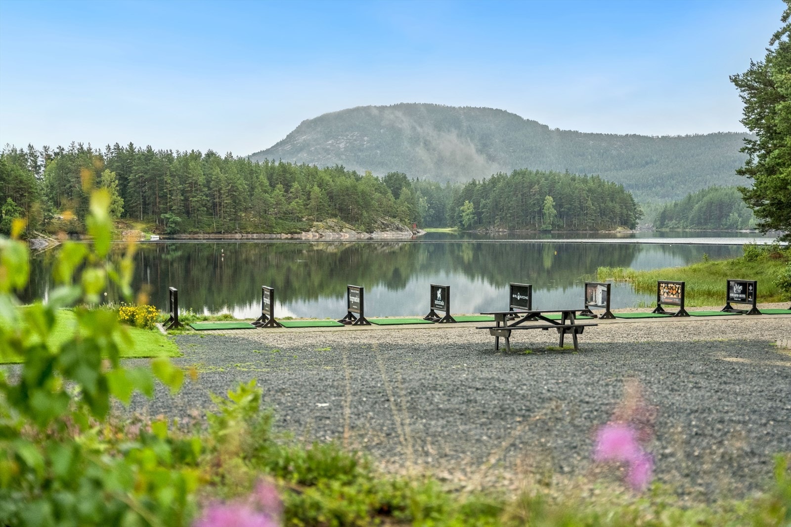 Vrådal kan by på flere aktiviteter i naturskjønne omgivelser - golfbanen ligger like ved hytteområdet Galleribilde