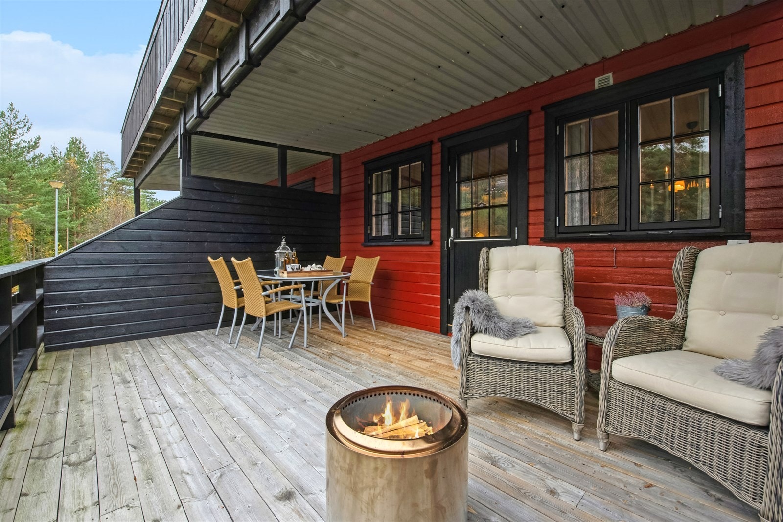 Overbygget terrasse med godt utsyn og gode solforhold. Galleribilde