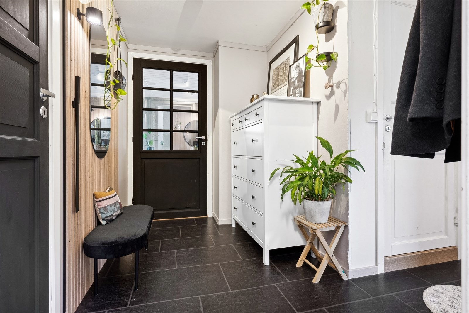 Her ønskes man velkommen inn i en praktisk entré med plass til både jakker og sko. Galleribilde