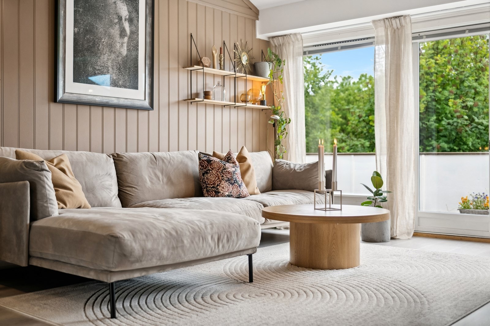 God plass til sittegruppe. Galleribilde