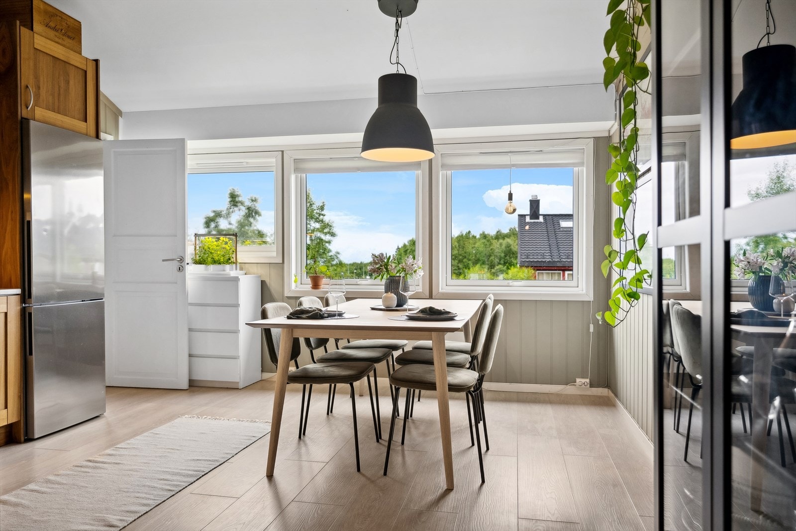 Her har man god plass til spisegruppe. Galleribilde