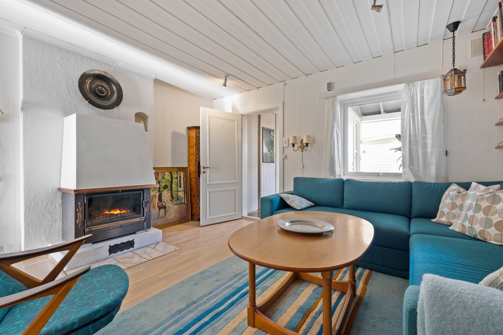 Her kommer man inn til et lyst og hyggelig rom, som er smart utformet med god plass til sofagruppe, stuebord og annen innredning Galleribilde