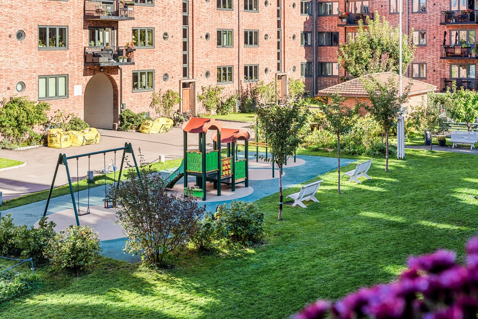 Oslo kommune tildelte bakgården en av hageprisene i 2023 Galleribilde