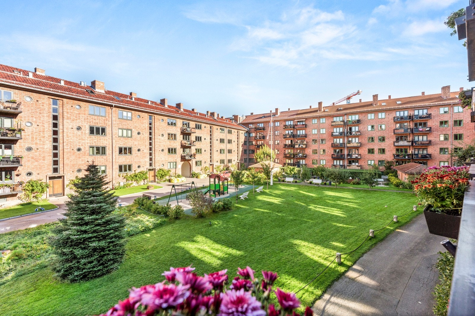 Fra balkongen er det utsyn utover felles bakgård Galleribilde