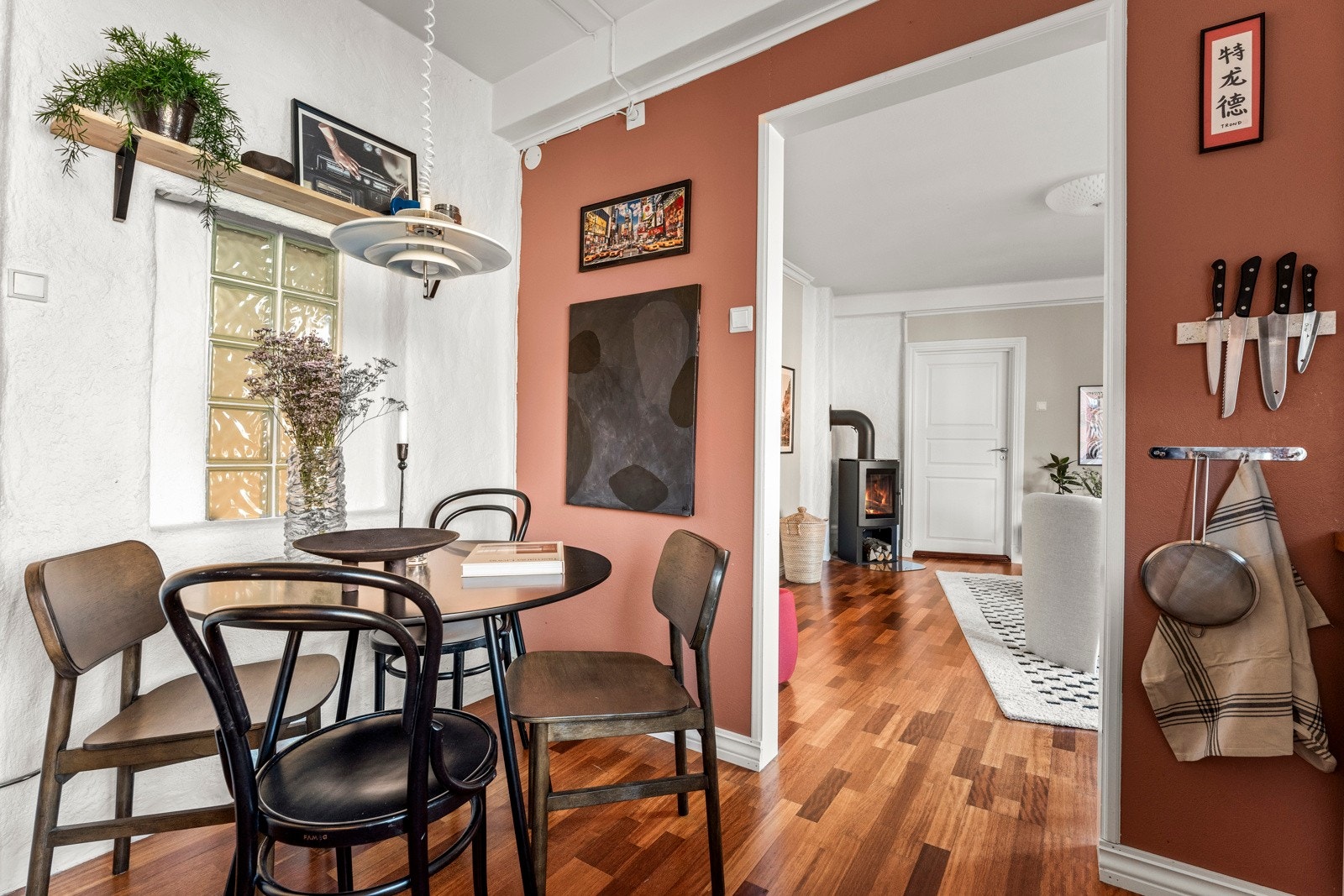 Overflatene på kjøkkenet er malt i delikate farger Galleribilde