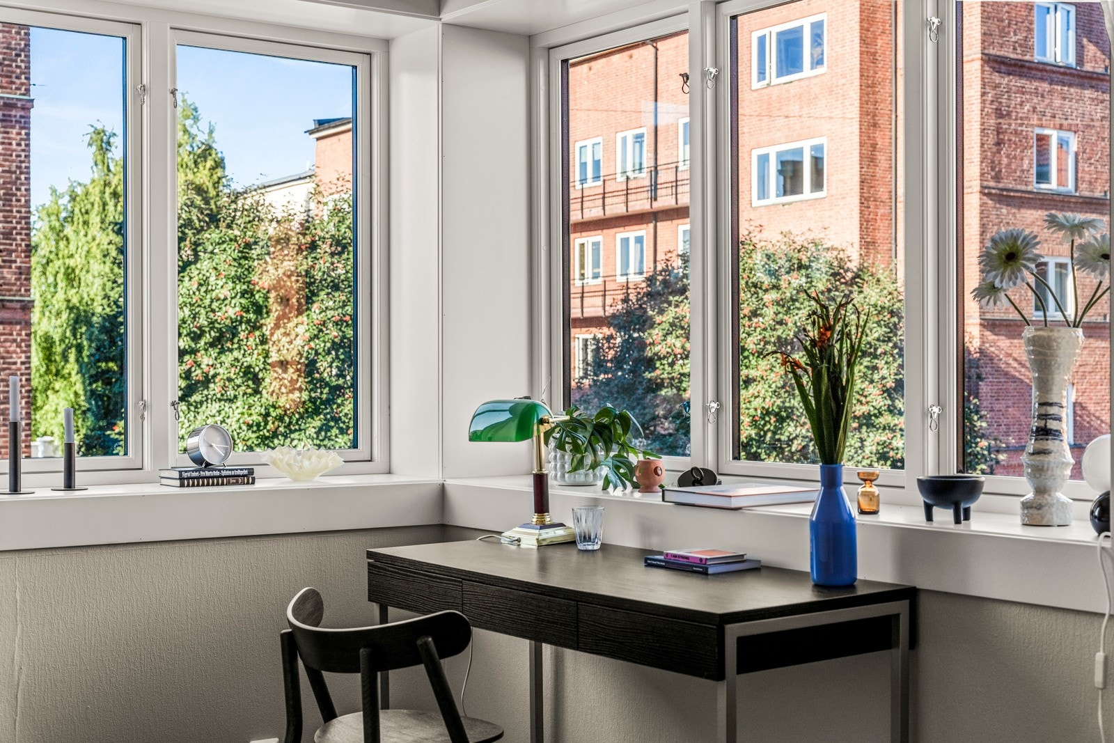 På soverommet er det også plass til kontorpult med utsyn til Dælenenggata Galleribilde