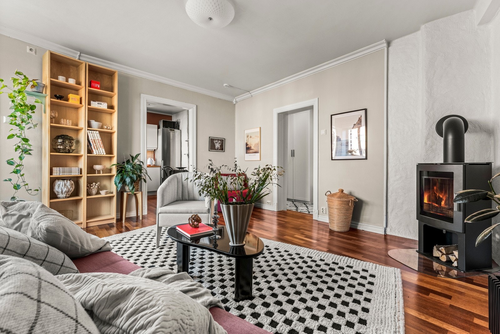 I stuen er det god plass til ønsket sofagruppe og tilhørende møblement Galleribilde