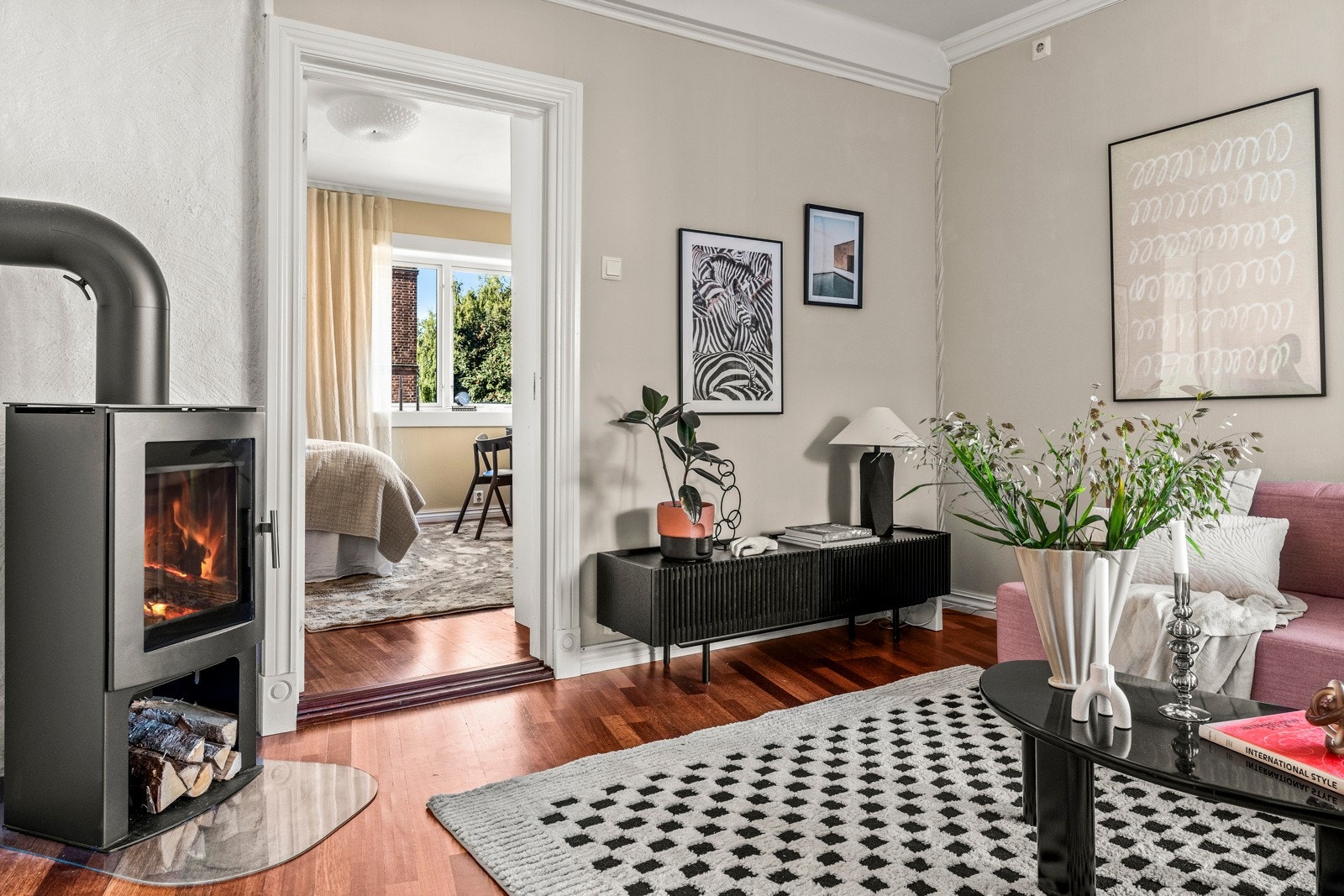 Gulvet i leiligheten er belagt med 3-stavs parkett Galleribilde