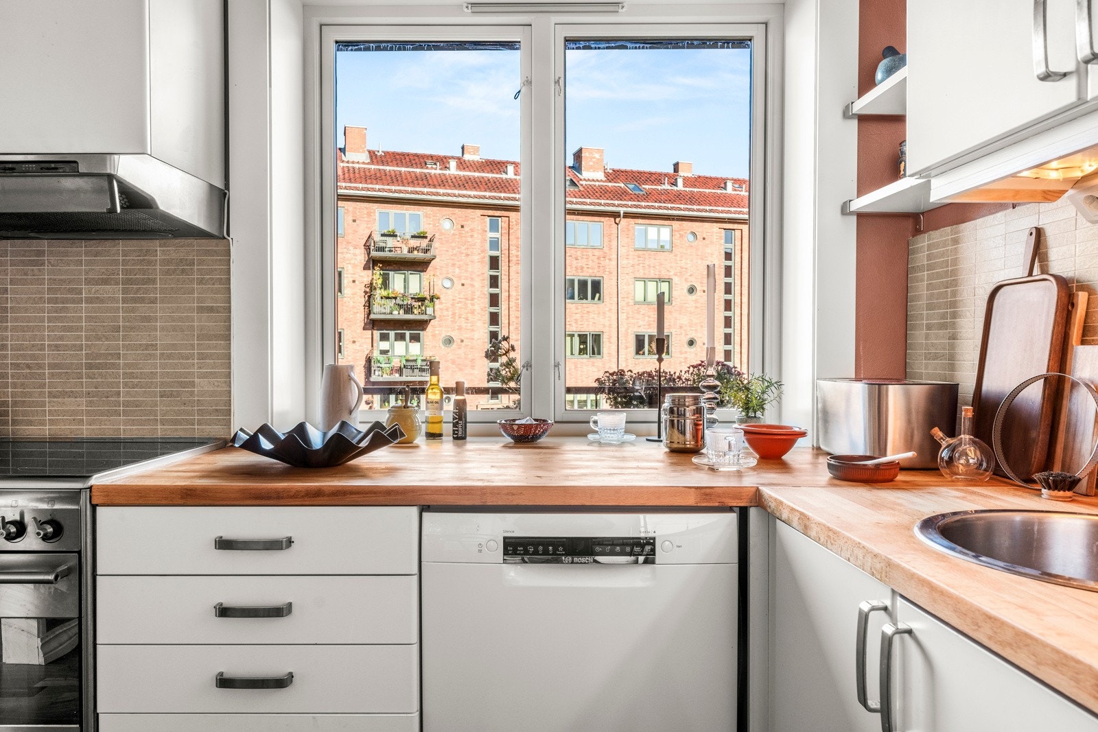 Hyggelig utsyn fra kjøkkenet Galleribilde