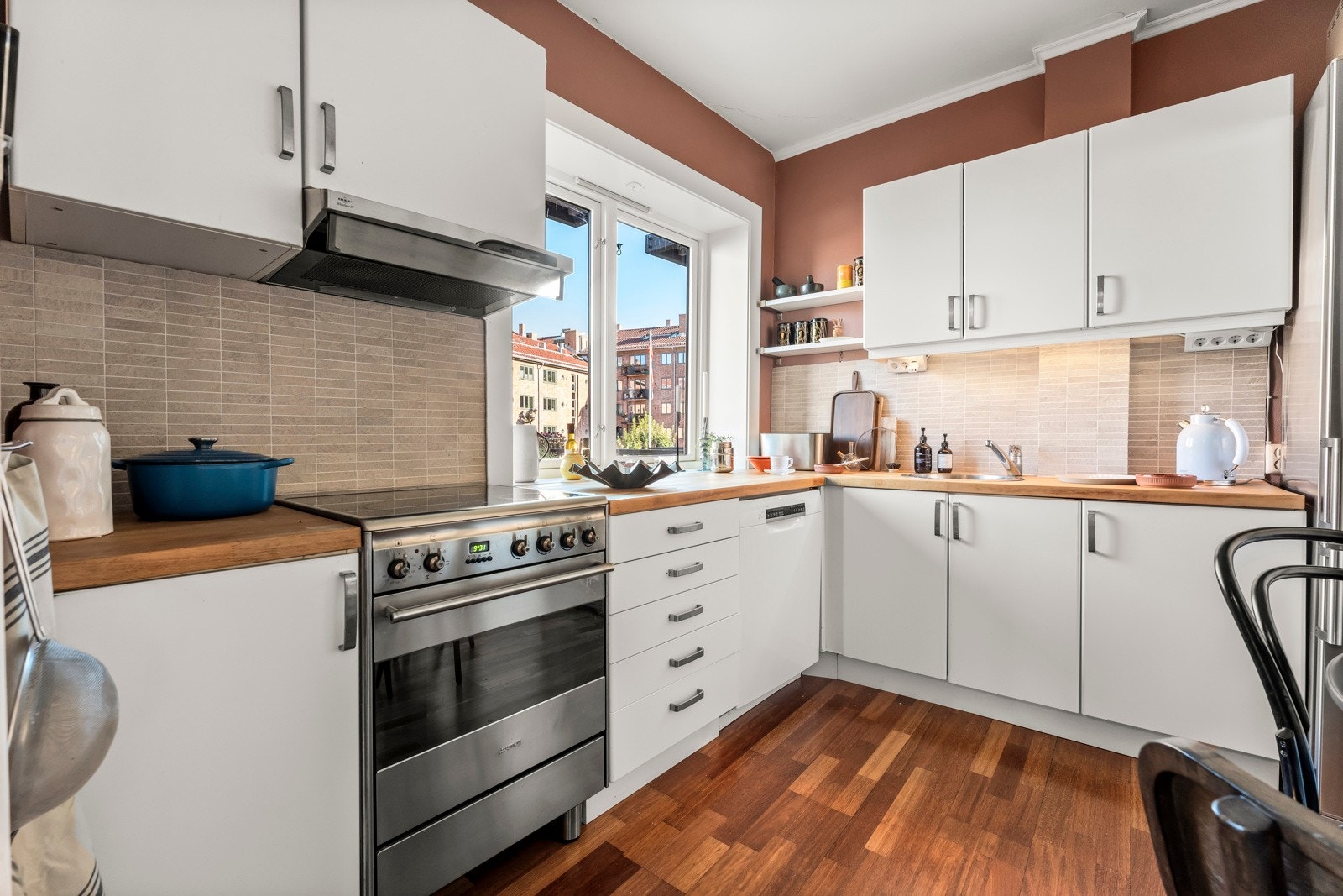 Kjøkkenet er innredet med slette fronter i hvit, benkeplate og nedfelt vask med ettgrps blandebatteri. Det er installert waterguard og komfyrvakt Galleribilde