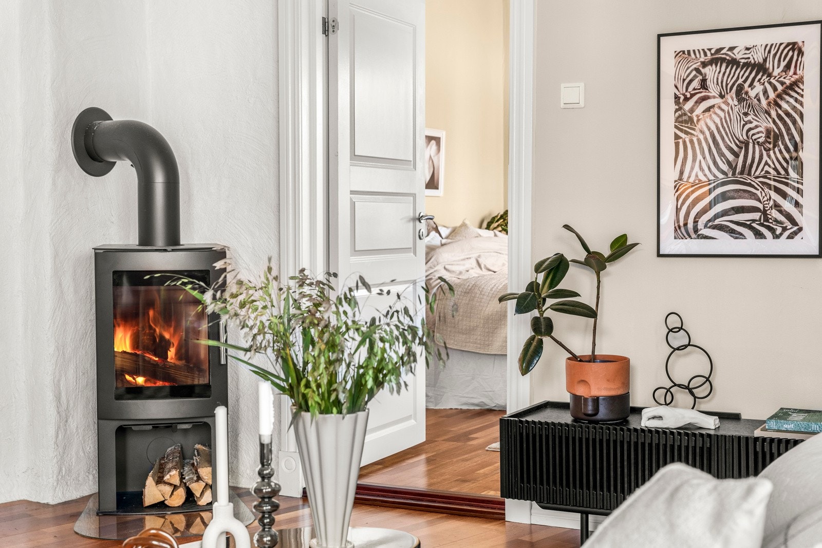 I 2024 ble det installert ny vedovn som gir godt med varme på kalde dager og skaper en flott atmosfære Galleribilde