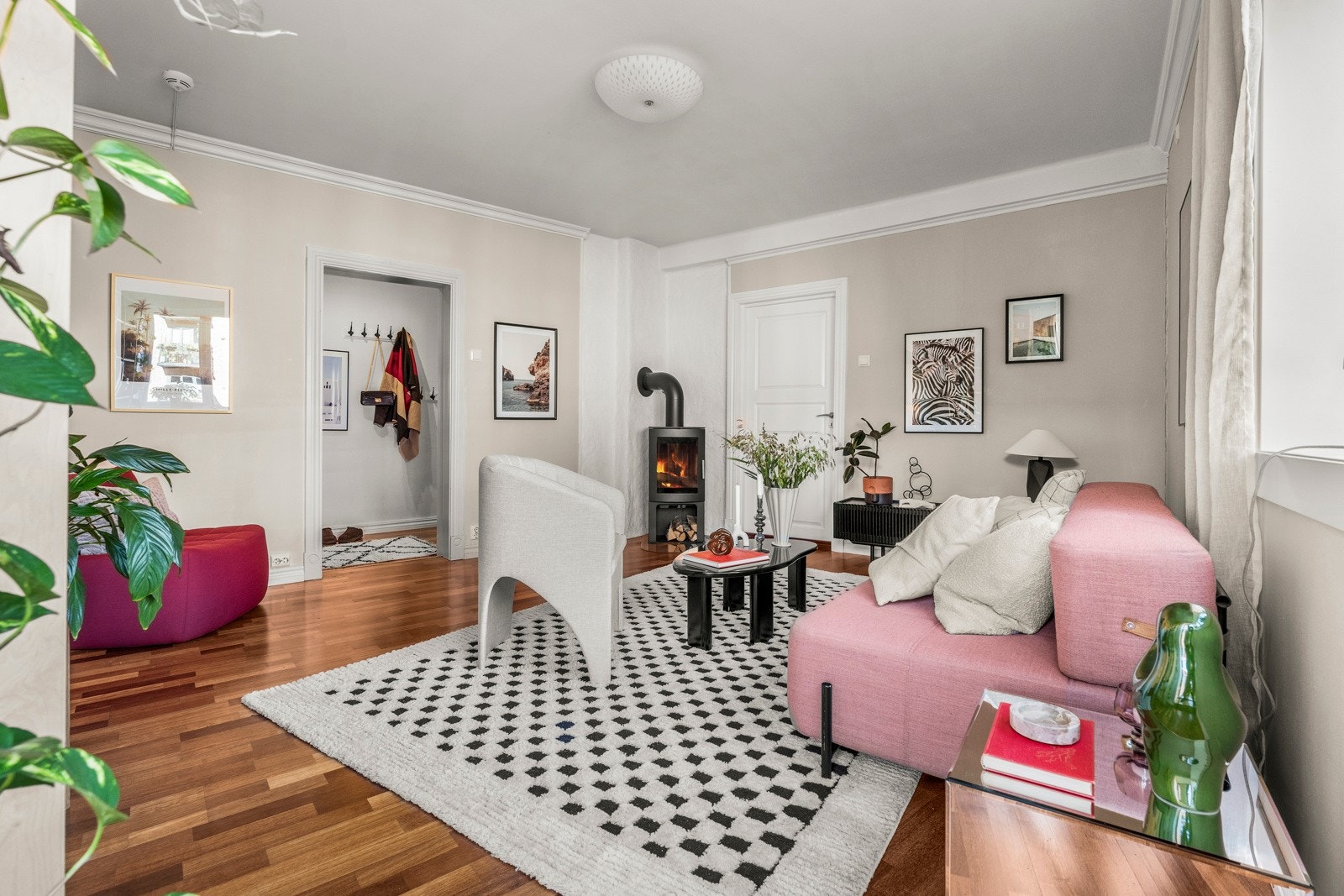 Lys og romlig leiligheten med nymalte flater Galleribilde