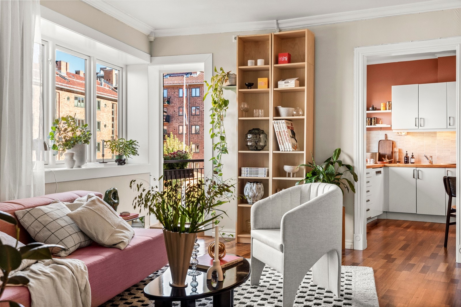 De store vinduene gir rikelig med naturlig lys Galleribilde