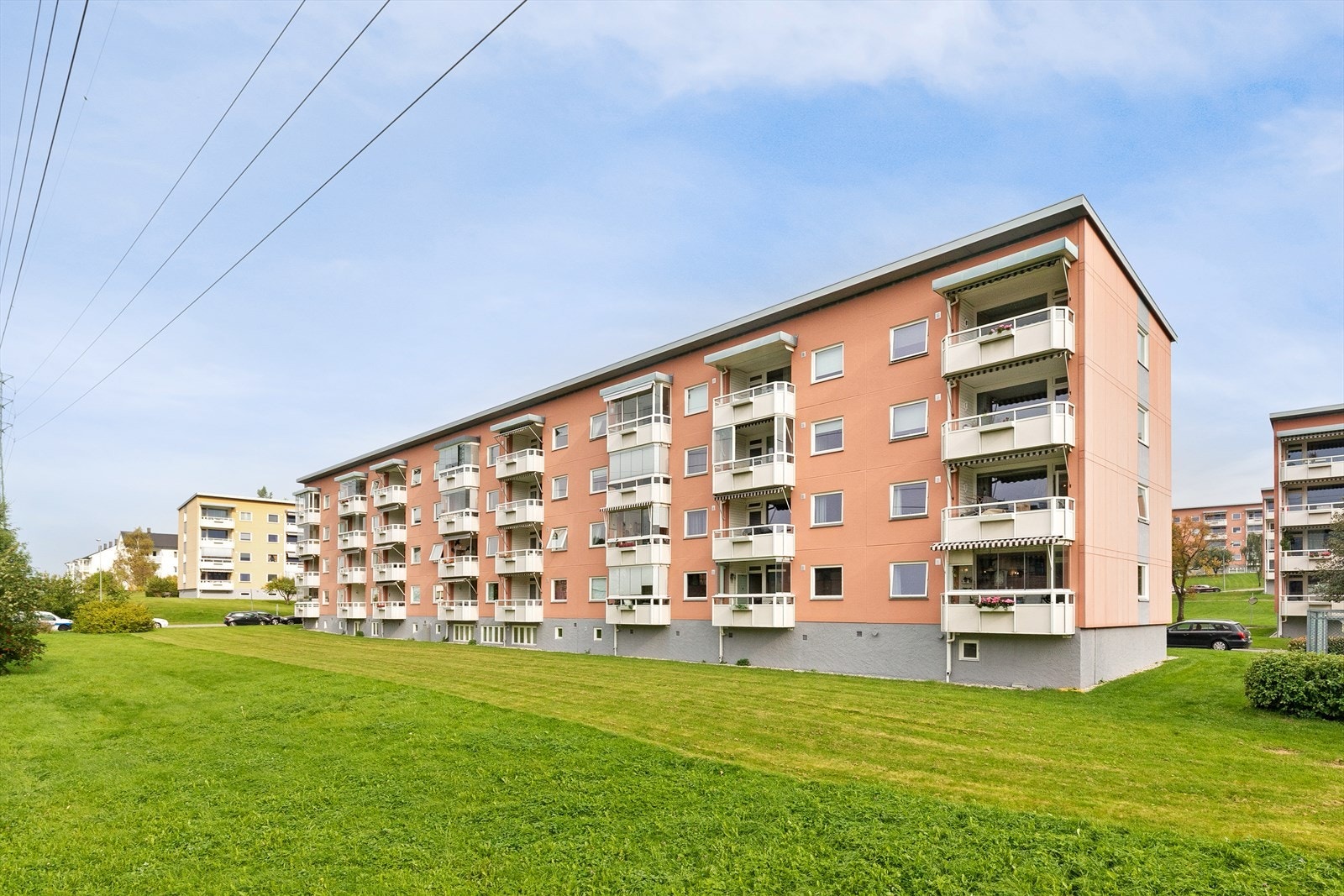 Leiligheten ligger i et godt etablert og familievennlig område på Manglerud/Høyenhall. Her har du en rolig og grønn plassering nært storbyen Galleribilde
