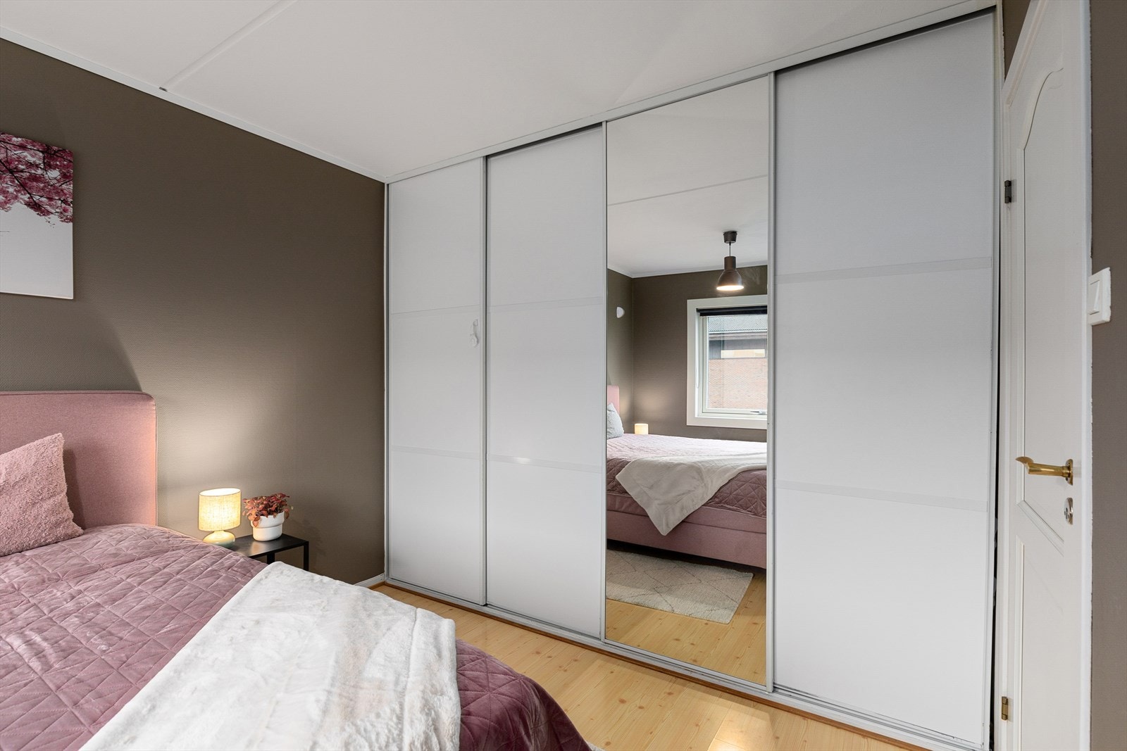 Walk-in closet gir både funksjonalitet og stil med god plass til oppbevaring av klær og tilbehør. Galleribilde