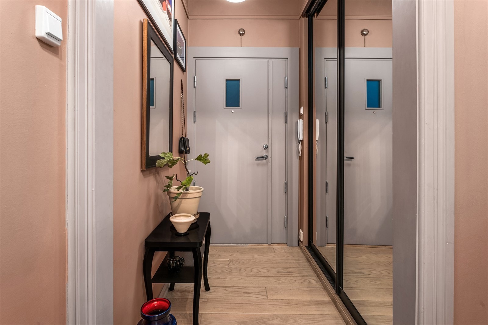 Gang/entré med dørcalling og skyvedørsgarderobe Galleribilde