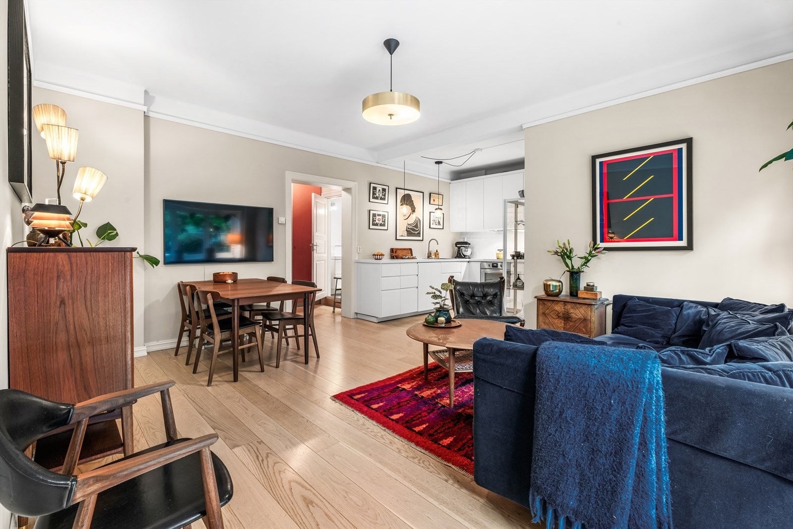 Lys og åpen stue med svært gode innredningsmuligheter Galleribilde