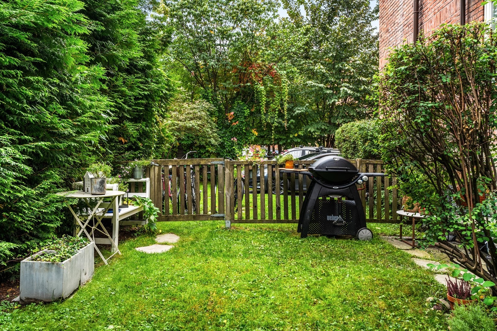 Sykkelparkering rett utenfor og i kjelleren Galleribilde