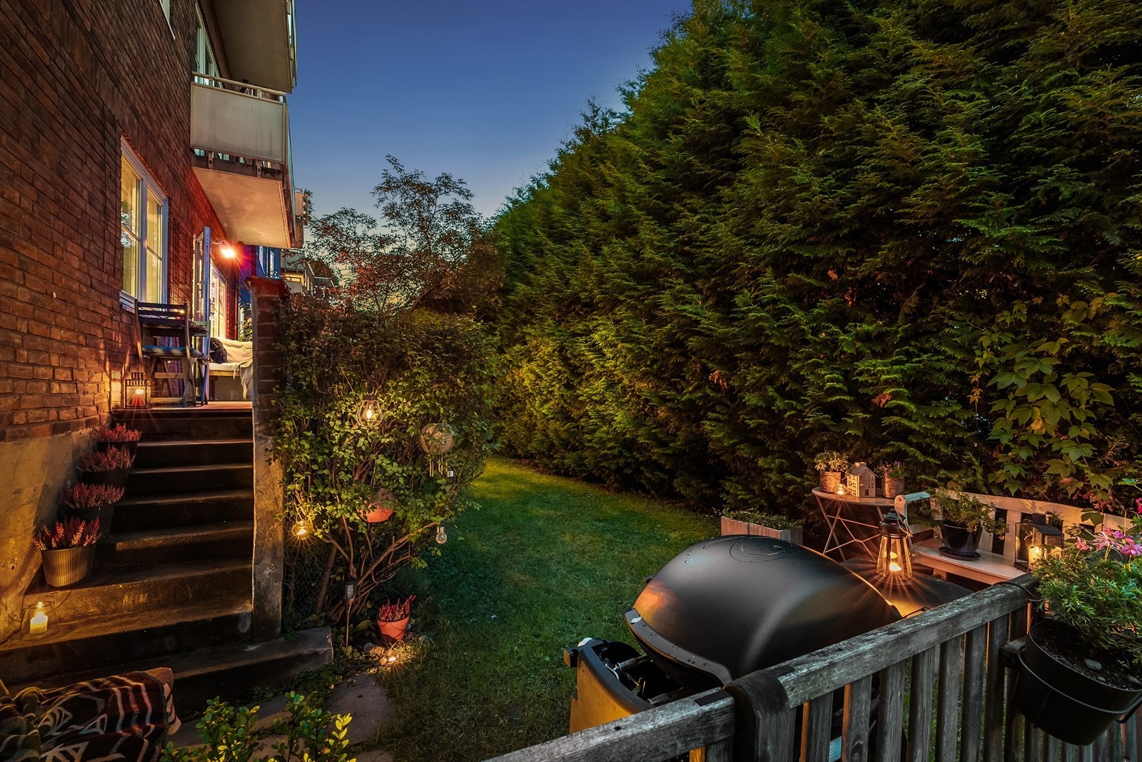 Fra verandaen er det direkte adkomst til terrasse og felles hage Galleribilde