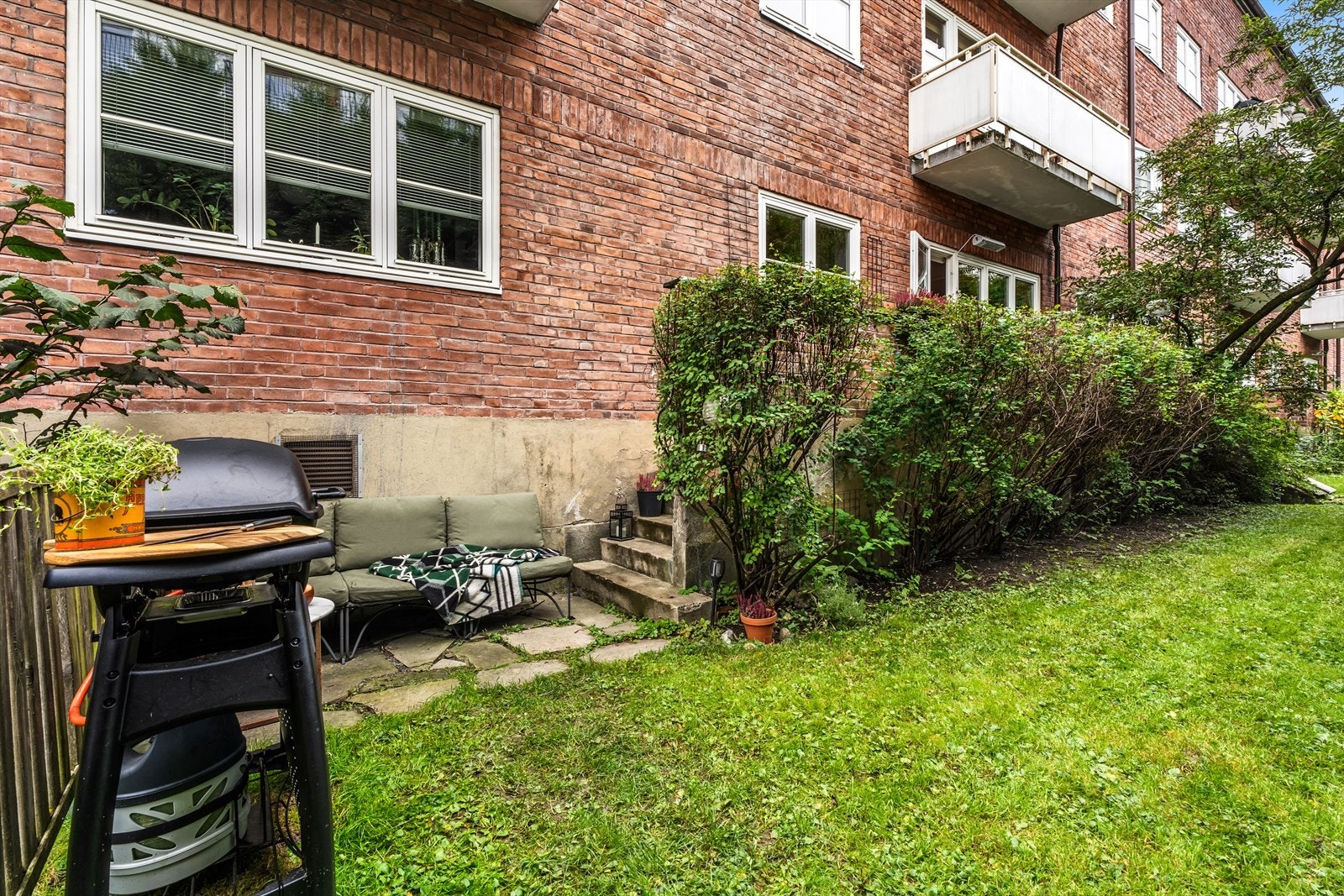 Fra leiligheten er det enkel adkomst til hage på nedsiden. Perfekt for deg med barn eller katt f.eks Galleribilde