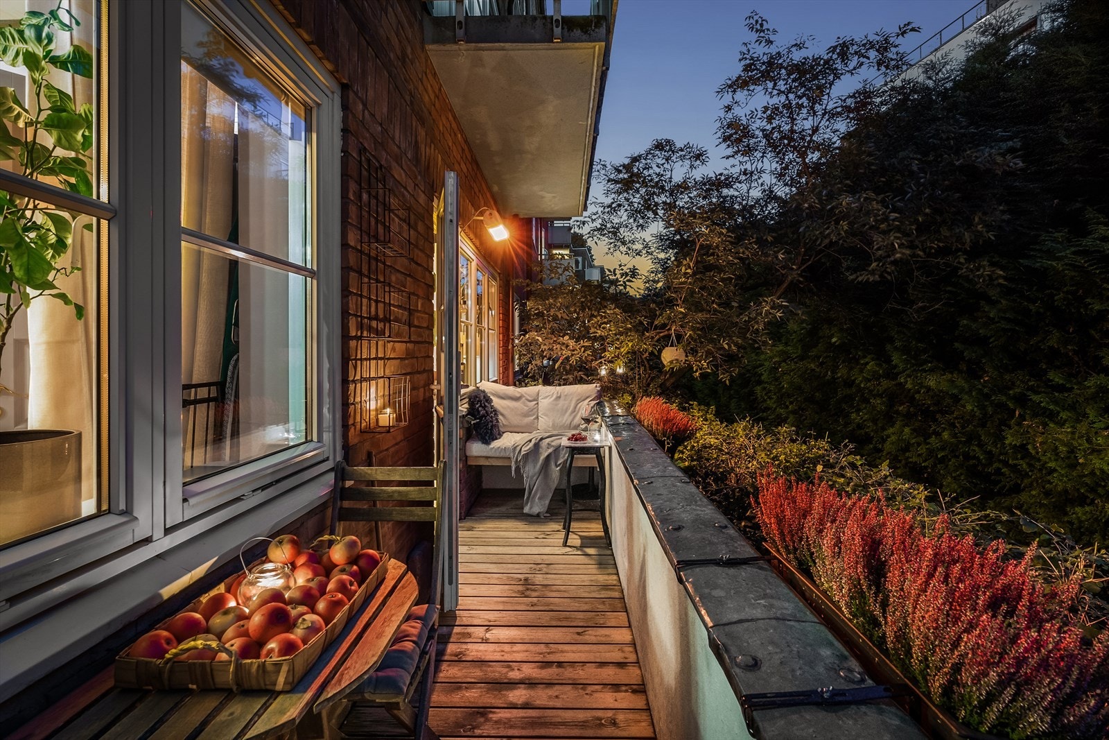 Herlig og skjermet uteplass med god plass til utemøblement, beplantning m.m. Galleribilde