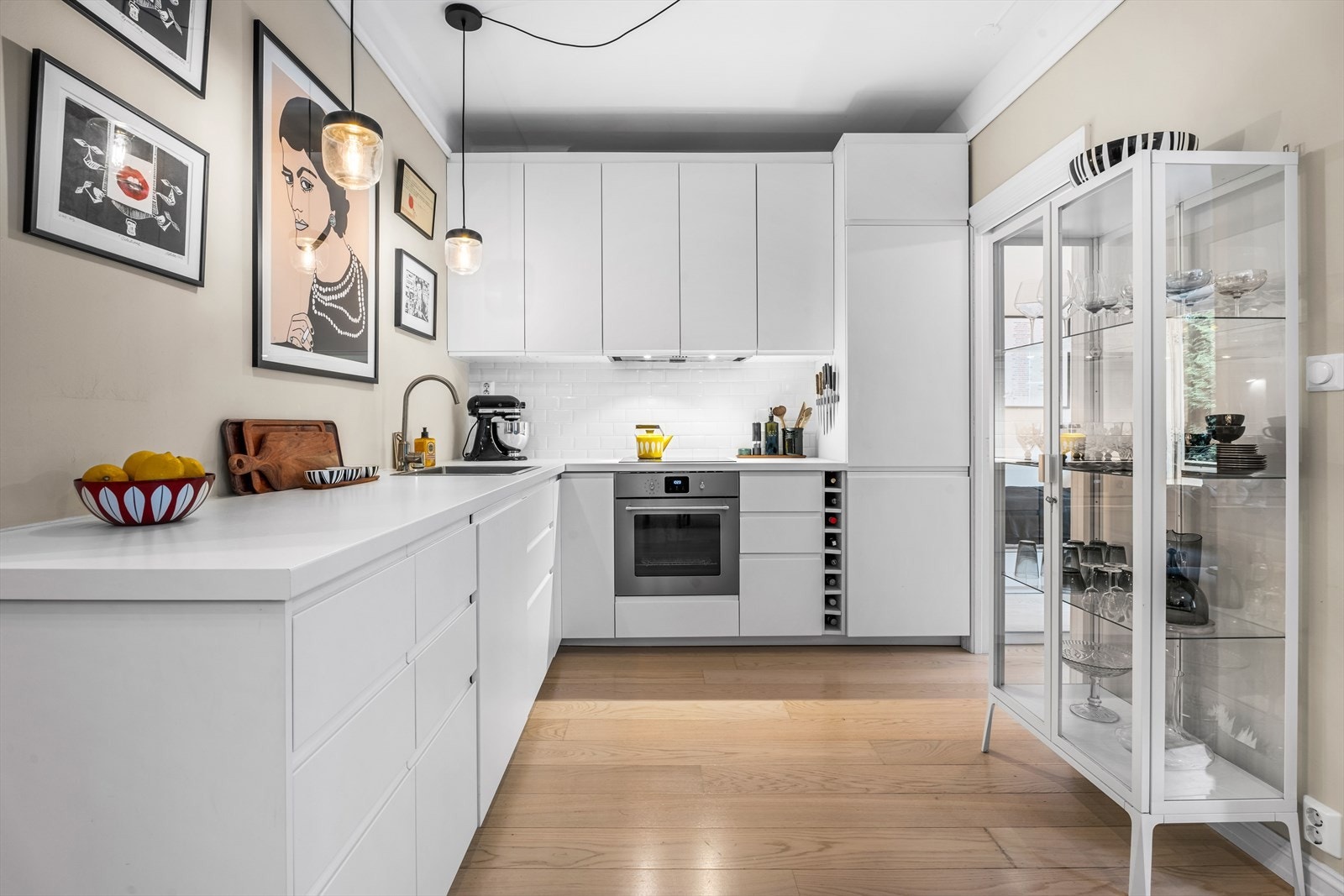 Rikelig med skap- og benkplass Galleribilde